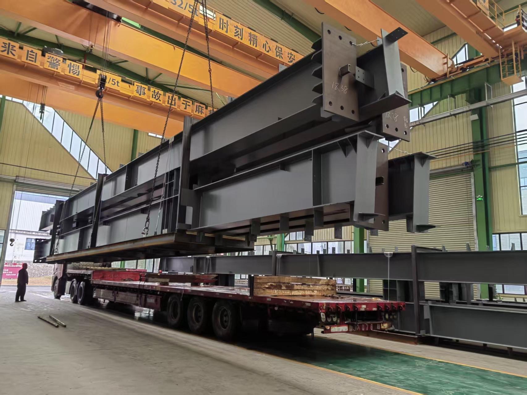 Heavy Steel Workshop Columns and Crane Girders Loaded on Steel Skids into 40HQ Container