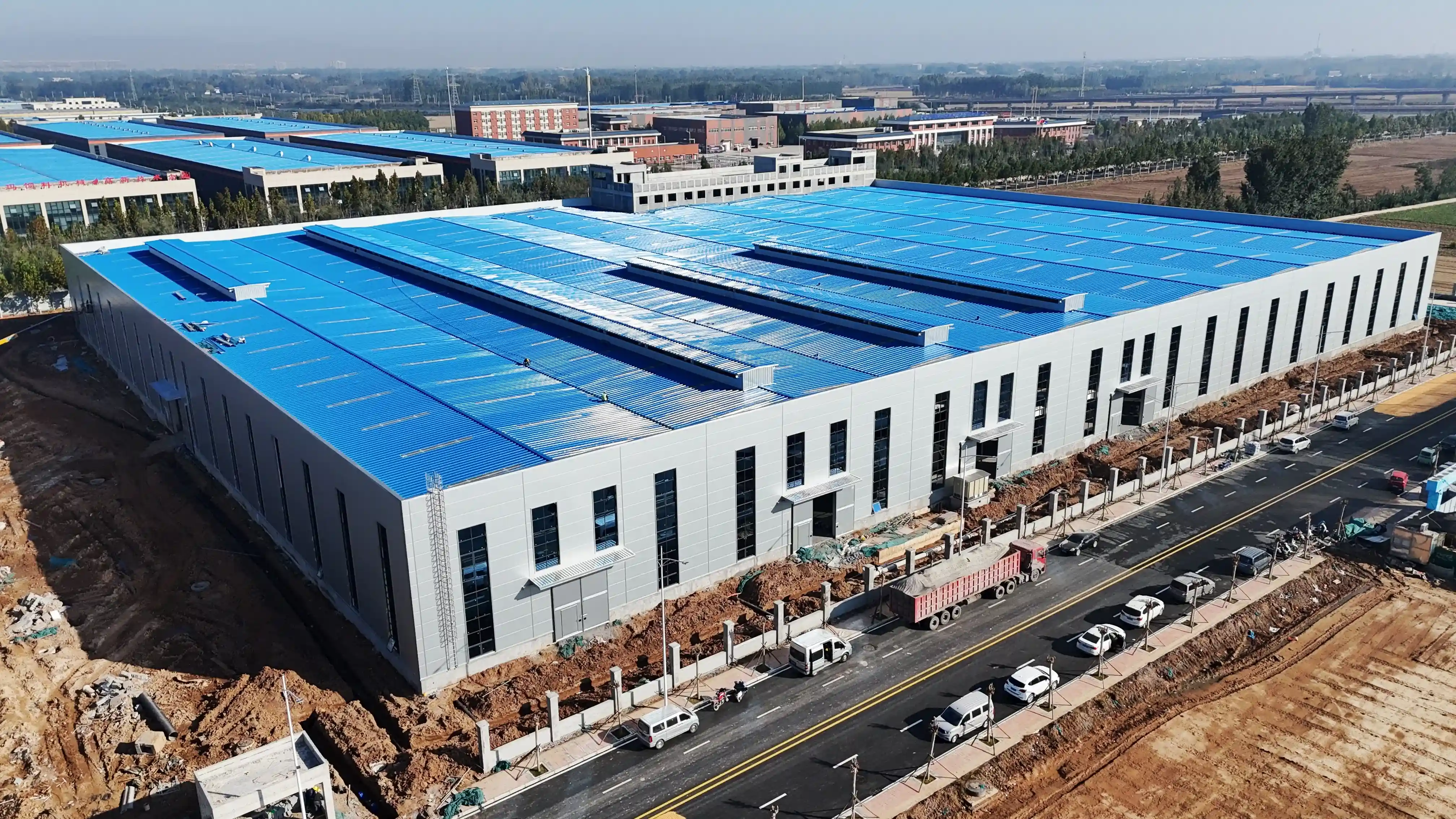 Industrial Steel Workshop Roof Ridge Ventilator, FRP Skylight Belts and Rockwool Sandwich Cladding