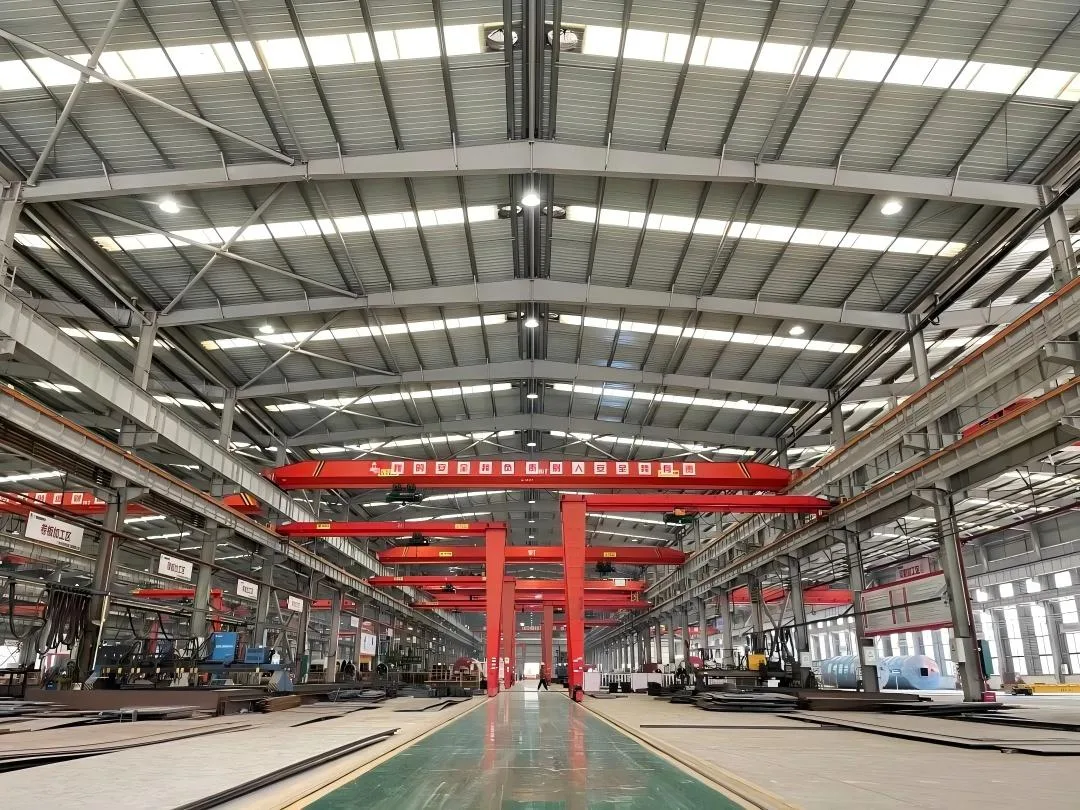 Steel Structure Industrial Workshop with Red Overhead Cranes