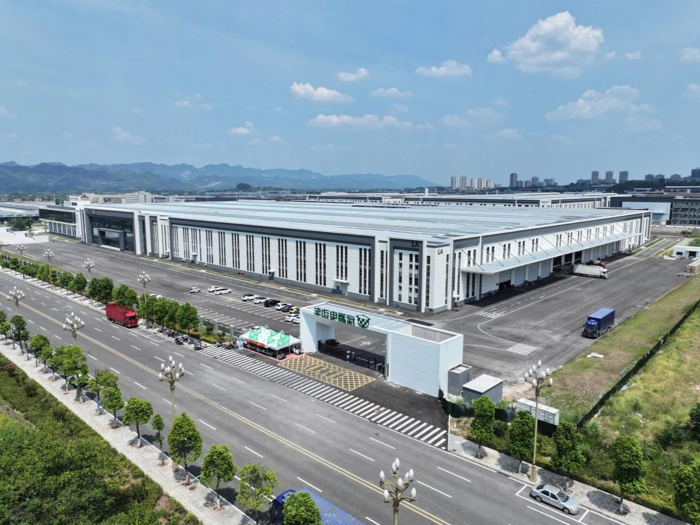 Installation of PU-sealed rock wool sandwich panels on industrial park exterior