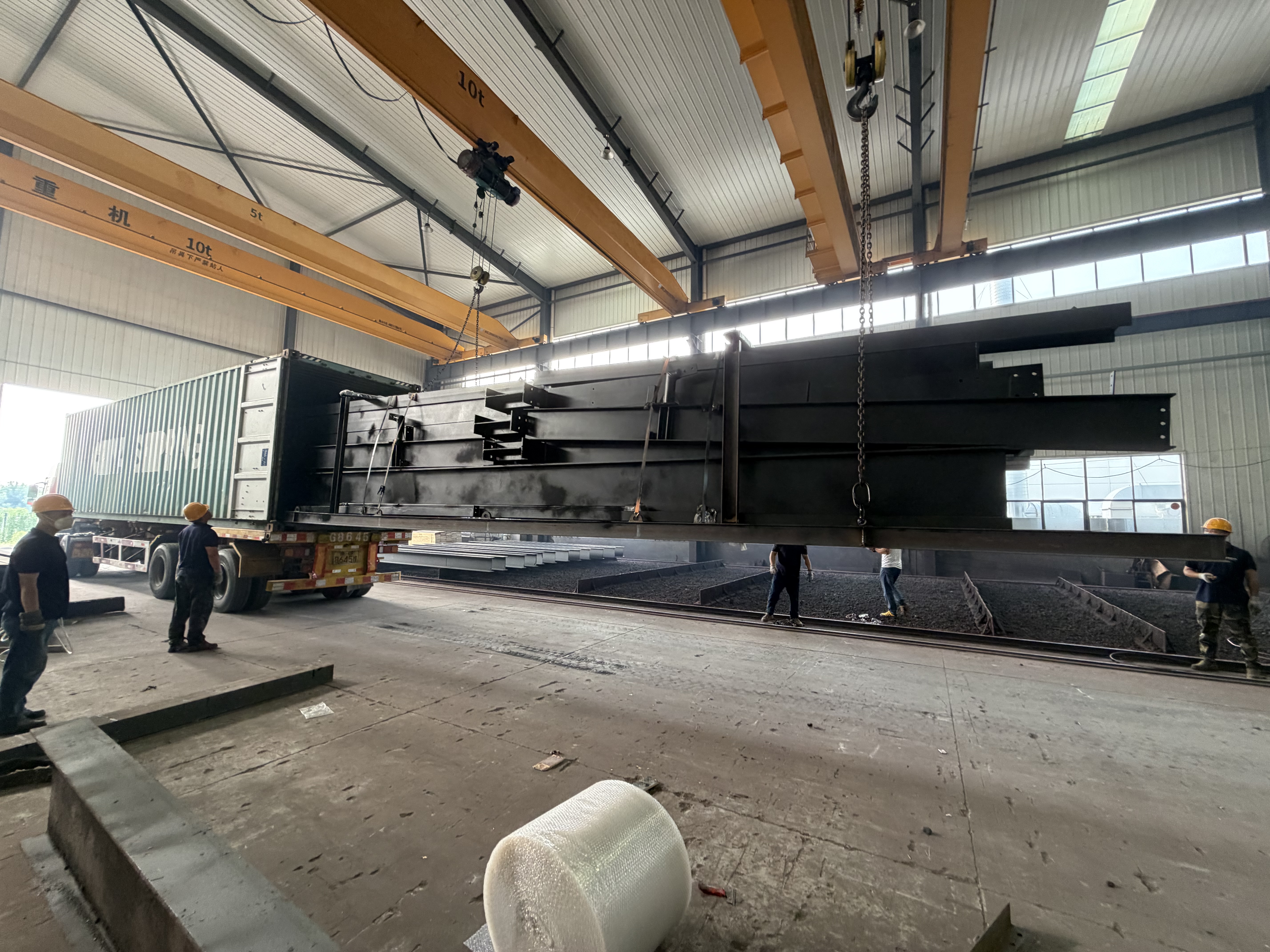 Alternating-taper nesting of built-up structural steel portal frame rafters in container staging bay