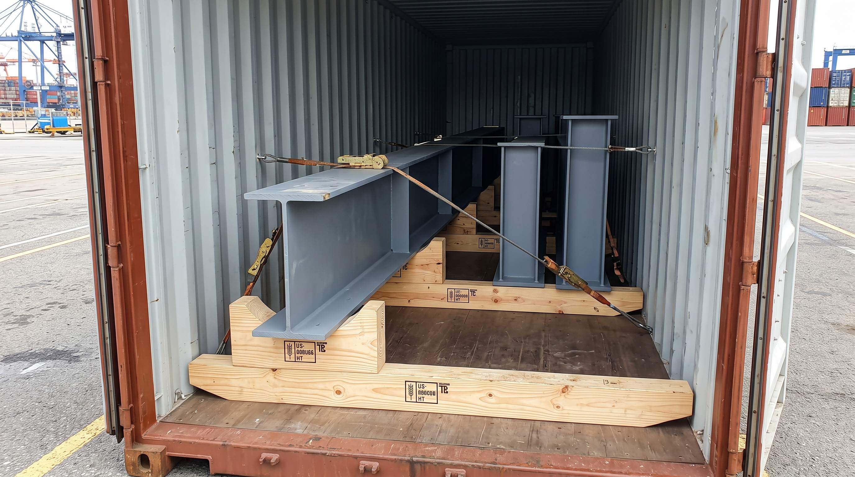 Engineered ISPM-15 timber dunnage saddle blocks and load-spreading runners under structural steel column