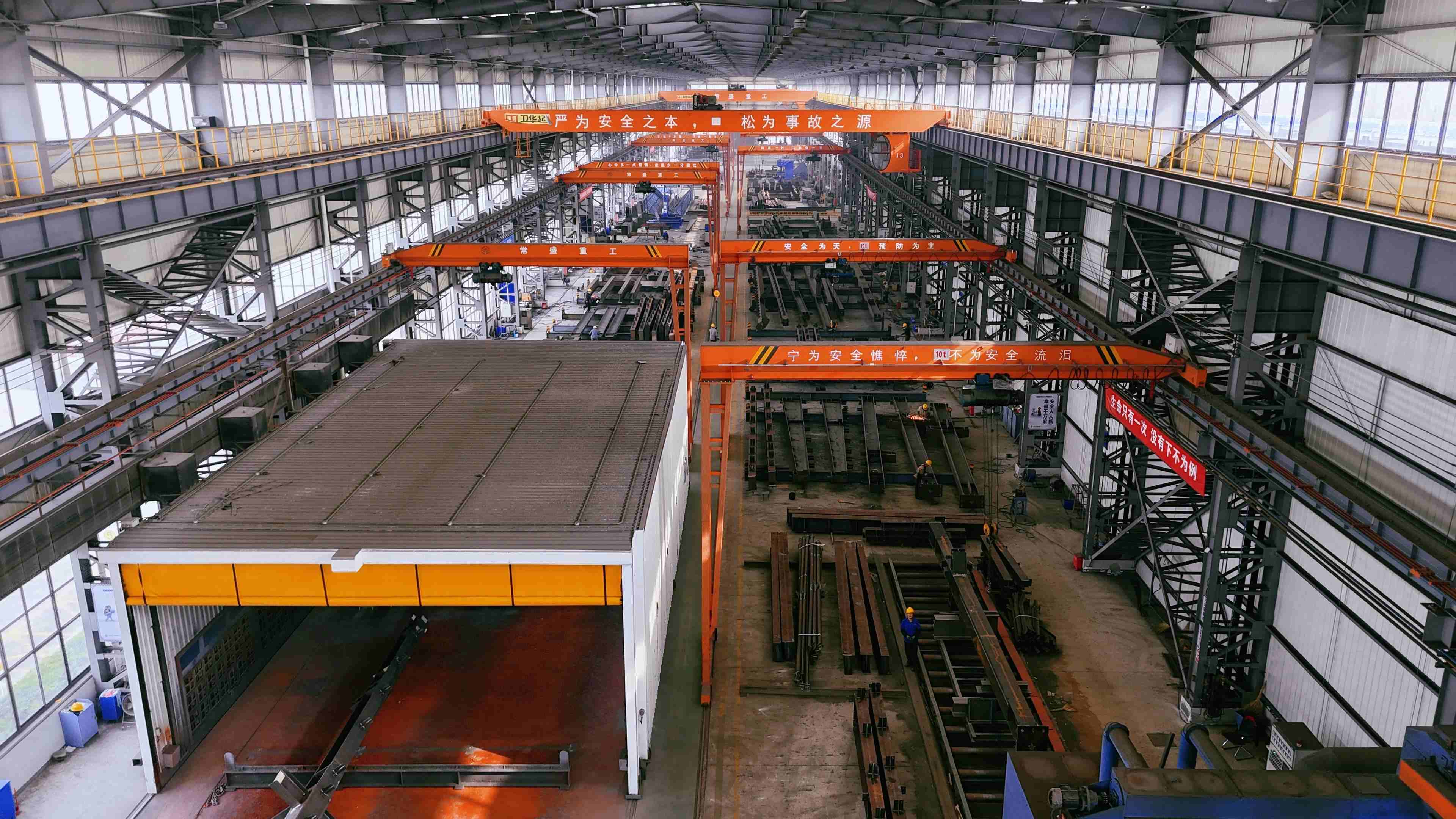 Five-ton single girder top-running overhead crane mounted on straight columns in a steel workshop
