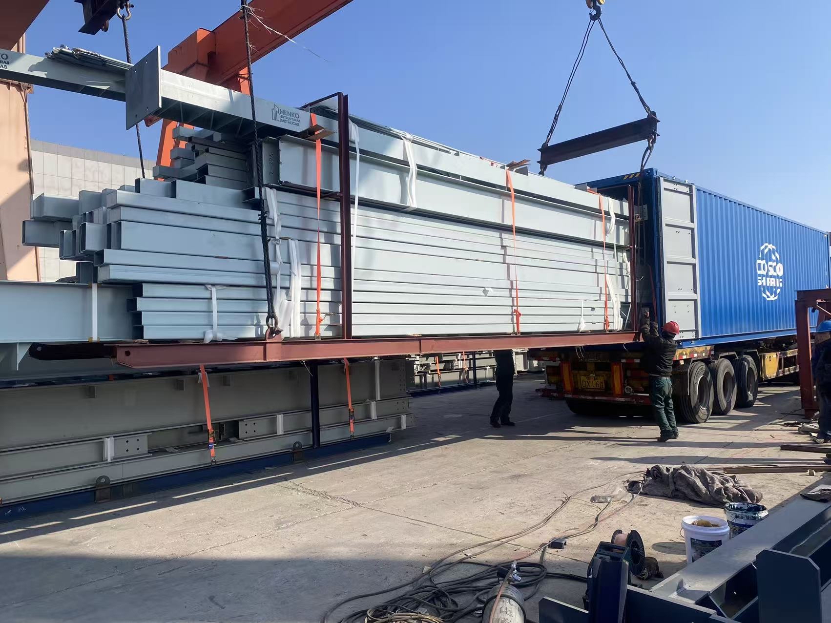 Optimized 40HQ container loading for prefabricated steel buildings with nested rafters and engineered dunnage