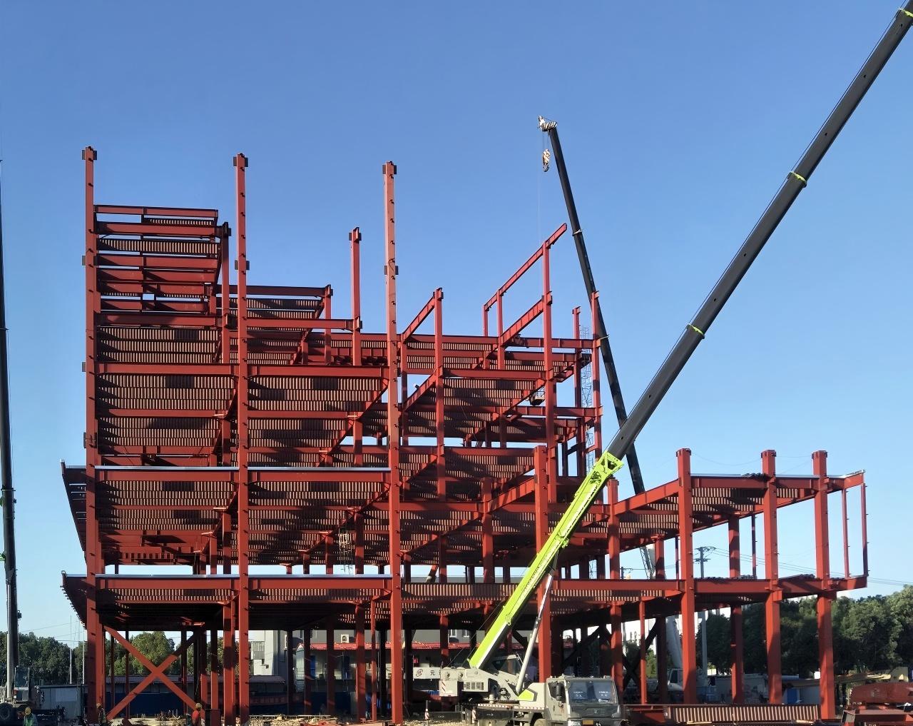 Turnkey prefabricated multi-storey steel construction with tandem crane lifts and modular hospital rooms