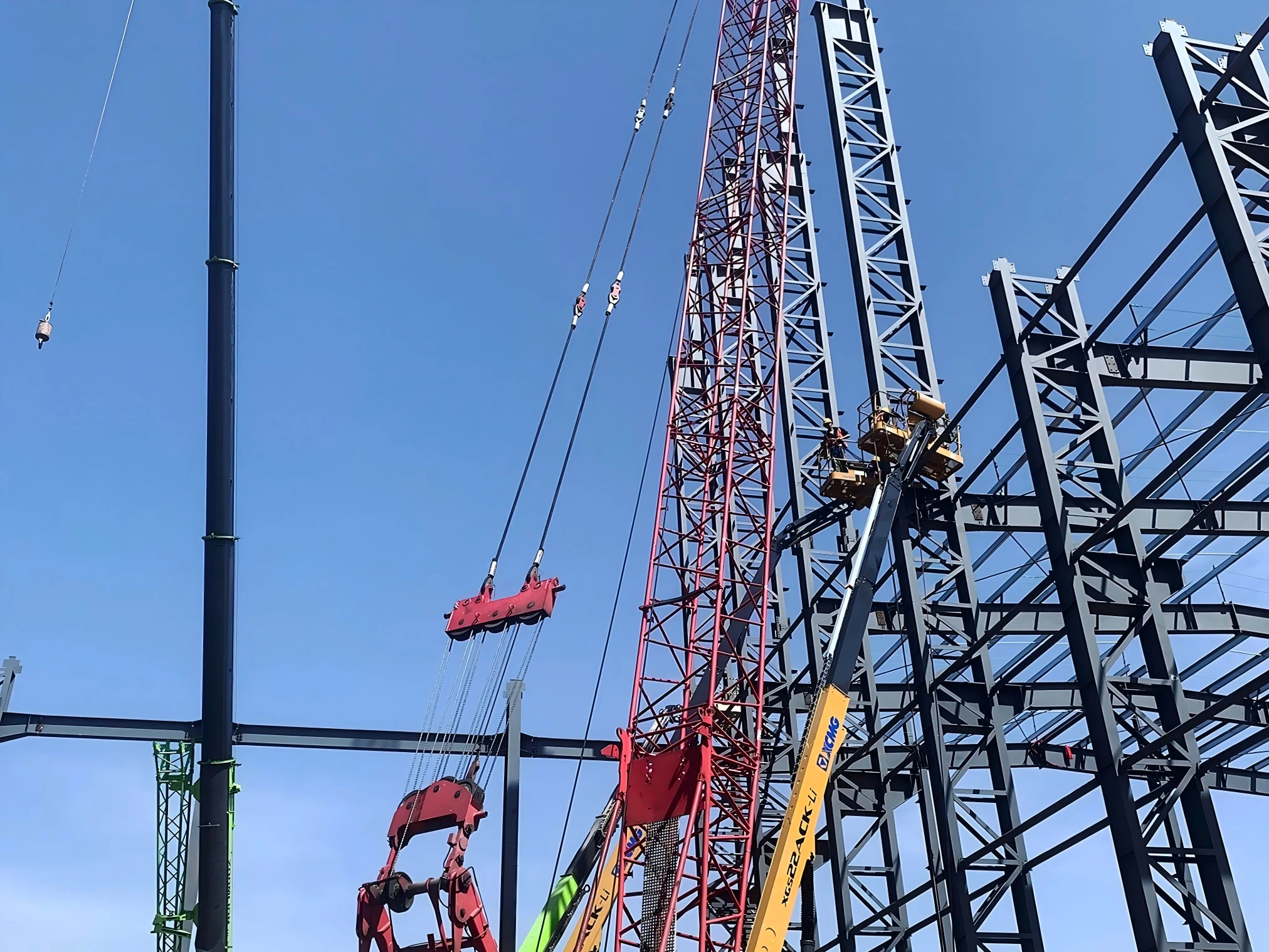 Heavy double-girder 20-ton overhead crane supported by stepped structural steel columns in a manufacturing plant